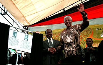 president-joaquim-chissano-of-mozambique-with-president-nelson-mandela-of-south-africa-in-1998.jpg