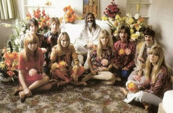 The Beatles with Maharishi and their wifes and friend, from left to right: Jane Asher, Paul McCartney, John Lennon and his wife Cynthia, Maharishi Mahesh Yogi, Pattie Boyd, George Harrison, Ringo Starr and Jenny Boyd, Pattie's sister.